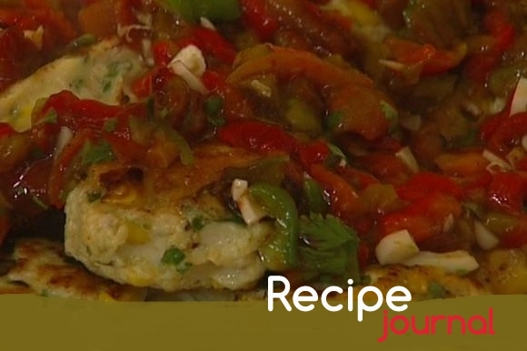 Котлетки из индейки со сладкой кукурузой под овощным соусом - очень простой рецепт