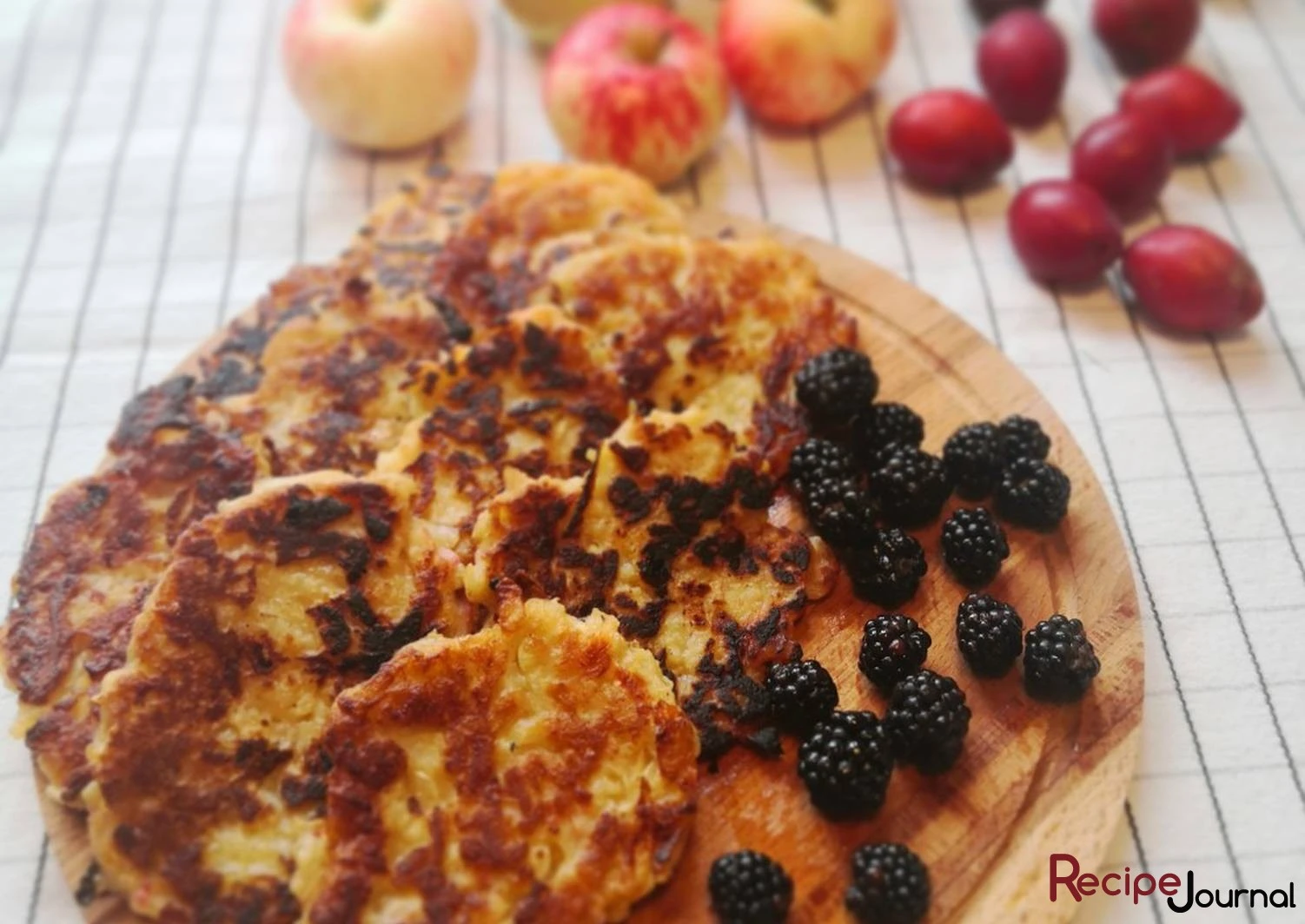 Яблочные драники (оладьи) на кукурузной муке - рецепт простой выпечки