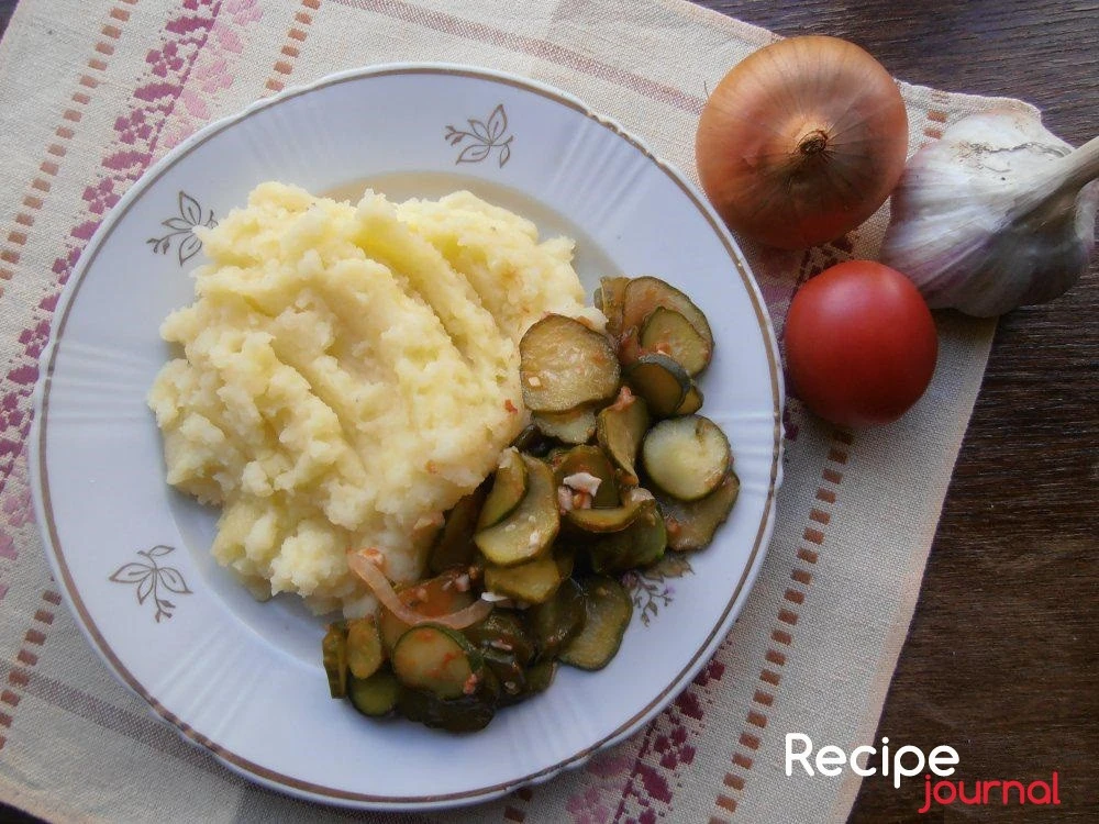 Огурцы в томатном соусе - рецепт закуски (консервация без стерилизации)