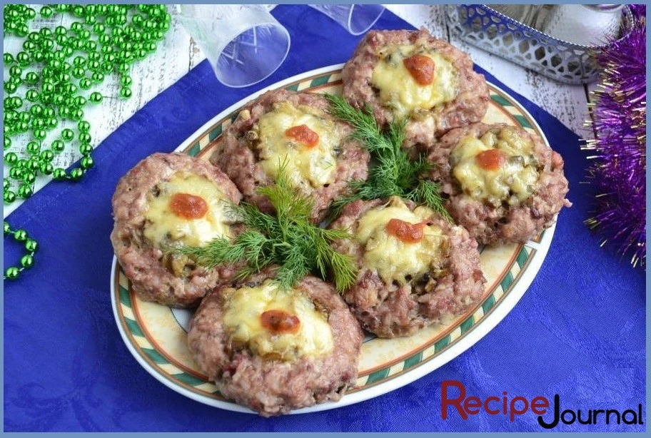 Фото с (Мясные ватрушки с сыром и грибами - простой рецепт)