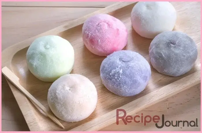 Фото с (Пирожное Моти (Mochi) с творожным кремом и ягодной начинкой, как просто и быстро приготовить нежный японский десерт в домашних условиях)