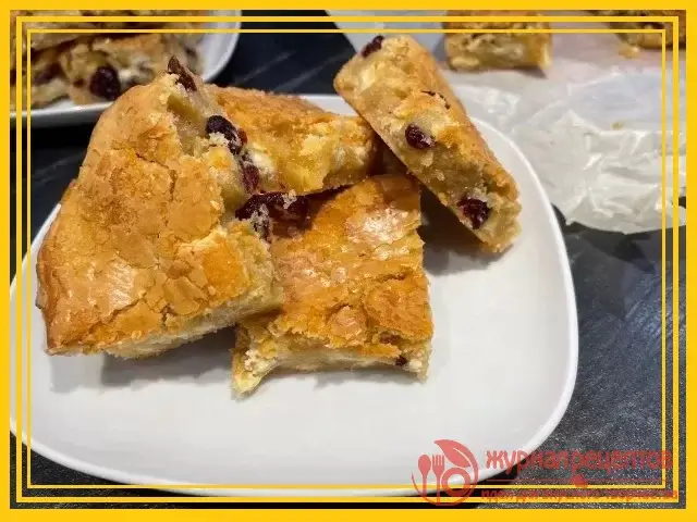 Фото с (Пирожное Блонди с клюквой и белым шоколадом - простой рецепт маленького удовольствия)